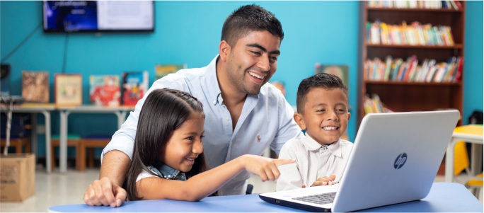 Papá navegando en internet junto a sus hijos